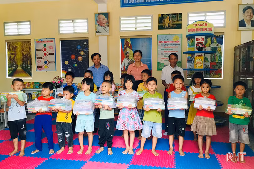 Hàng ngàn học sinh khó khăn ở Hà Tĩnh được sử dụng sách và đồ dùng học tập miễn phí