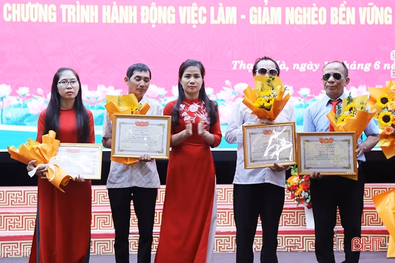 Tăng cường chăm lo, đào tạo nghề cho người mù, người khuyết tật