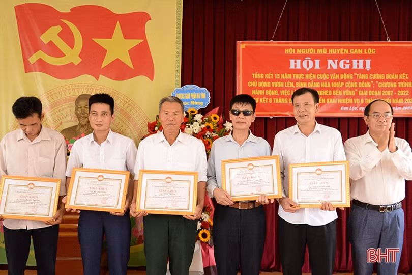Kết nối đào tạo nghề, hỗ trợ việc làm cho người mù huyện Can Lộc
