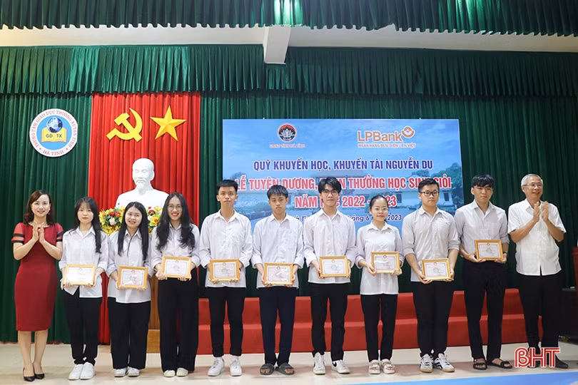 Trao thưởng hơn 650 triệu đồng cho giáo viên, học sinh giỏi Hà Tĩnh