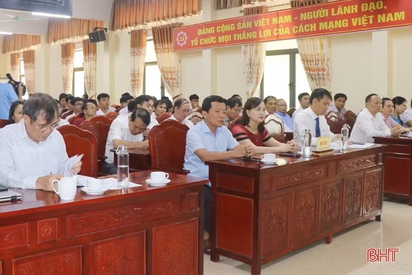 Trao thưởng hơn 650 triệu đồng cho giáo viên, học sinh giỏi Hà Tĩnh