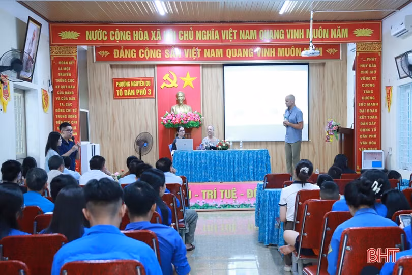 Người dân thành phố Hà Tĩnh giao lưu cùng giảng viên đại học Mỹ