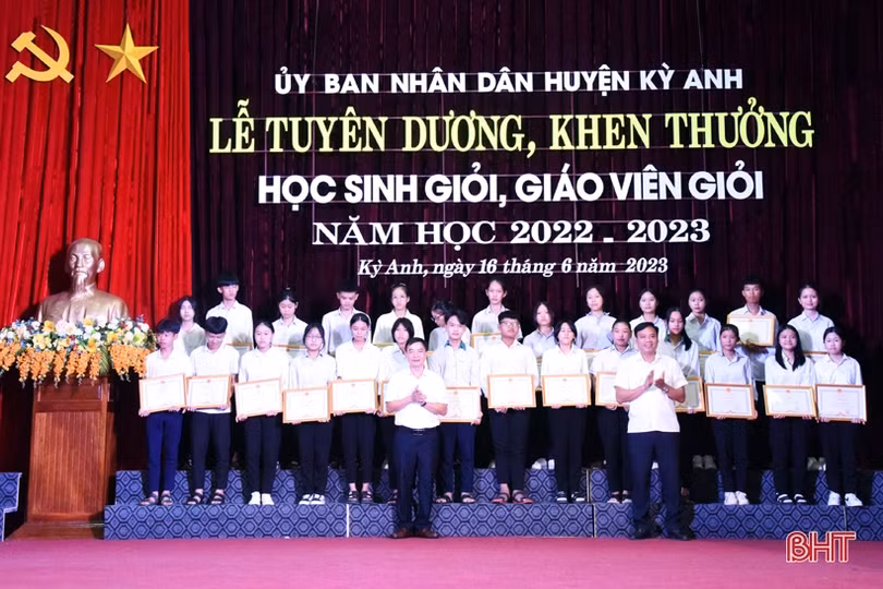 Huyện Kỳ Anh tuyên dương 156 học sinh giỏi