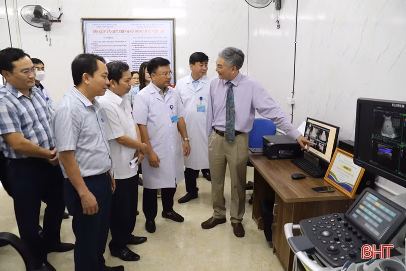 GS.TS Đào Văn Long tặng máy siêu âm hiện đại cho Trung tâm Y tế Hương Sơn
