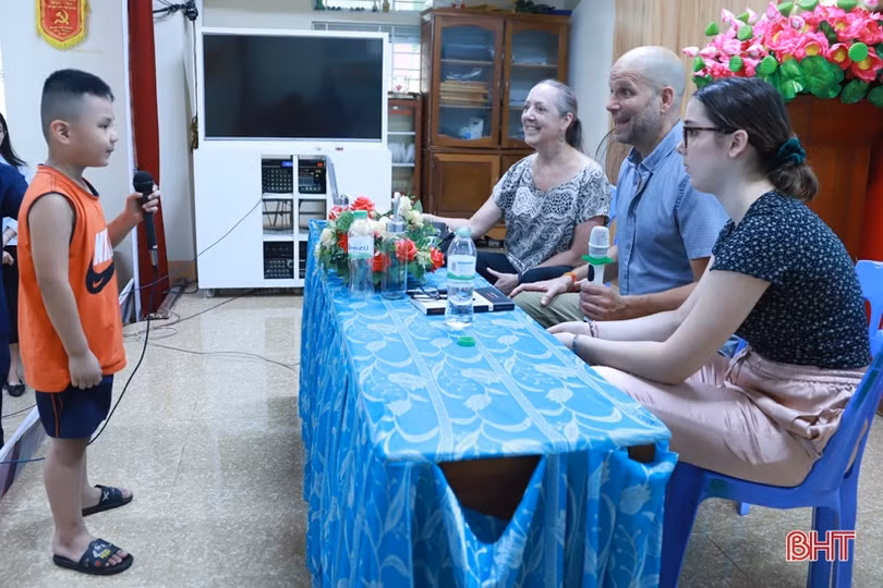 Người dân thành phố Hà Tĩnh giao lưu cùng giảng viên đại học Mỹ