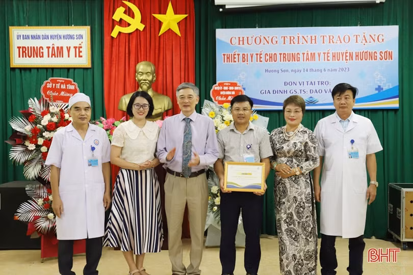 GS.TS Đào Văn Long tặng máy siêu âm hiện đại cho Trung tâm Y tế Hương Sơn