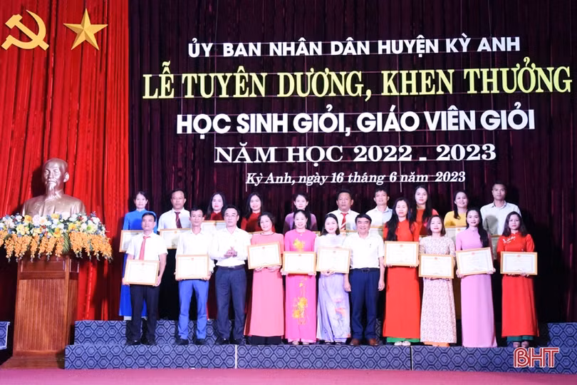 Huyện Kỳ Anh tuyên dương 156 học sinh giỏi