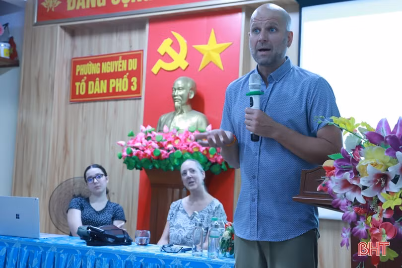 Người dân thành phố Hà Tĩnh giao lưu cùng giảng viên đại học Mỹ
