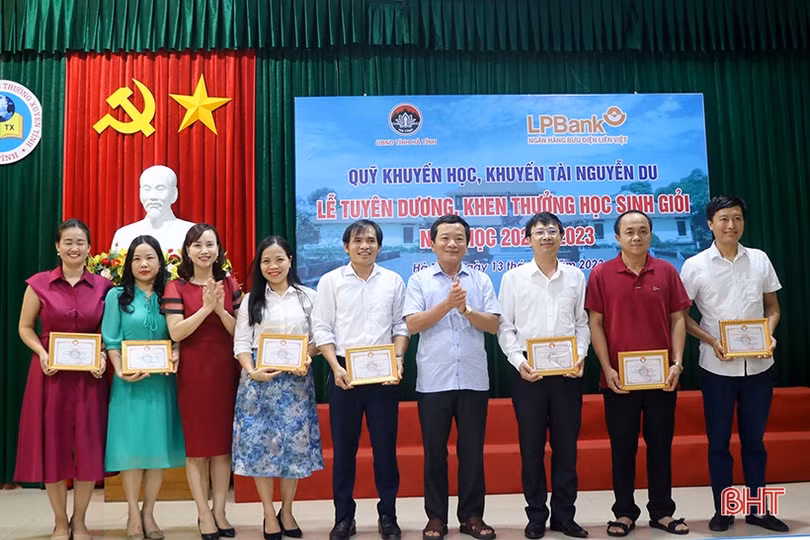 Trao thưởng hơn 650 triệu đồng cho giáo viên, học sinh giỏi Hà Tĩnh