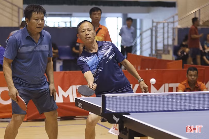 Nhiều pha bóng hấp dẫn trong trận chung kết đôi nam, đôi nam nữ Giải Bóng bàn Báo Hà Tĩnh