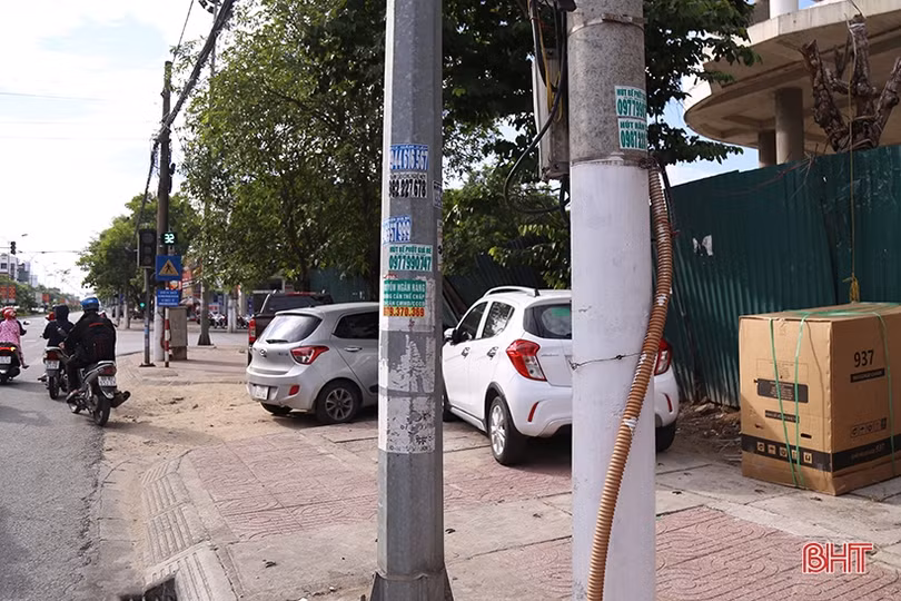 “Rác” quảng cáo tràn lan khắp phố phường Hà Tĩnh