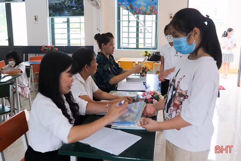 Hàng ngàn học sinh khó khăn ở Hà Tĩnh được sử dụng sách và đồ dùng học tập miễn phí