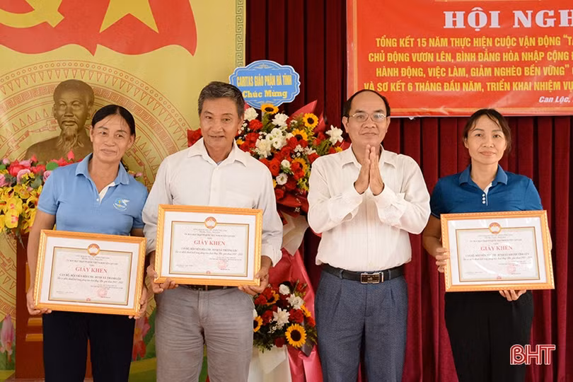 Kết nối đào tạo nghề, hỗ trợ việc làm cho người mù huyện Can Lộc