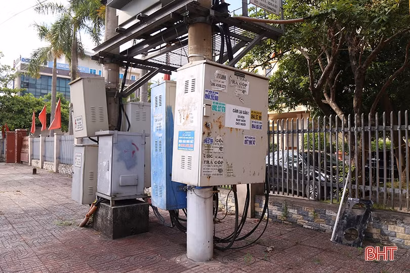 “Rác” quảng cáo tràn lan khắp phố phường Hà Tĩnh