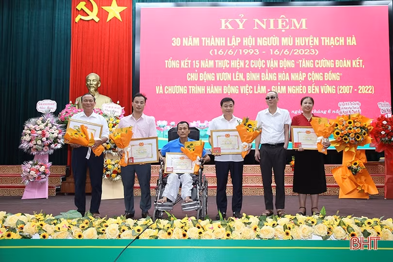Tăng cường chăm lo, đào tạo nghề cho người mù, người khuyết tật
