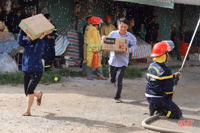 Hơn 50 người tham gia diễn tập phòng cháy, chữa cháy tại chợ Phố Châu