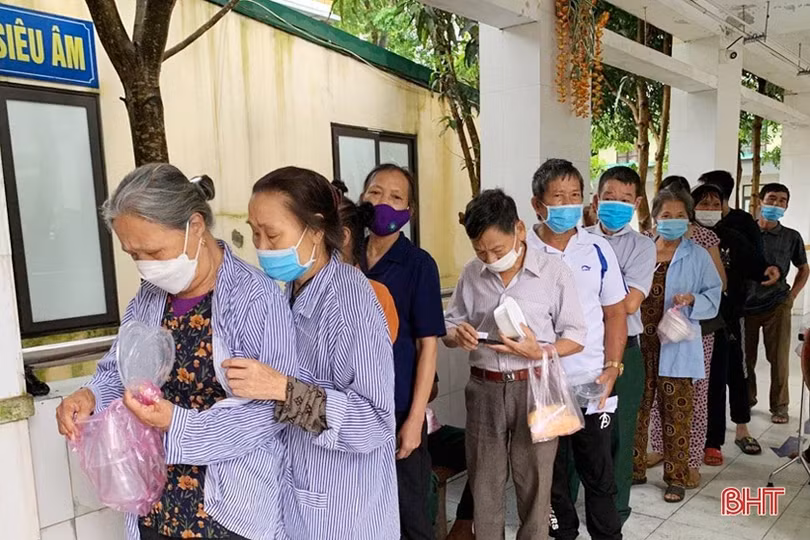 Người bệnh ở Hương Sơn được nhận 300 bát cháo tình thương mỗi tuần
