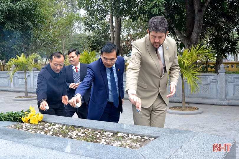 Đoàn công tác UNESCO tham quan các di tích Nguyễn Du và Nguyễn Công Trứ