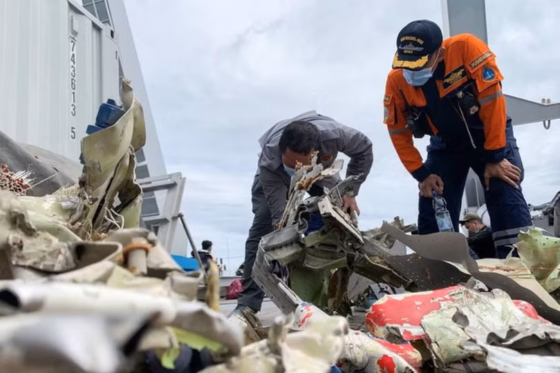 Tìm thấy hộp đen máy bay Indonesia rơi