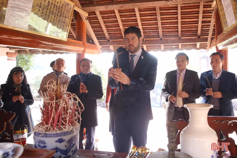 Đoàn công tác UNESCO tham quan làng cổ Trường Lưu - Hà Tĩnh