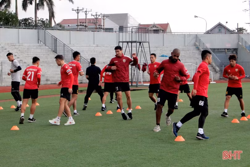 Khai màn V.League 2021: Hồng Lĩnh Hà Tĩnh quyết có điểm trước Than Quảng Ninh