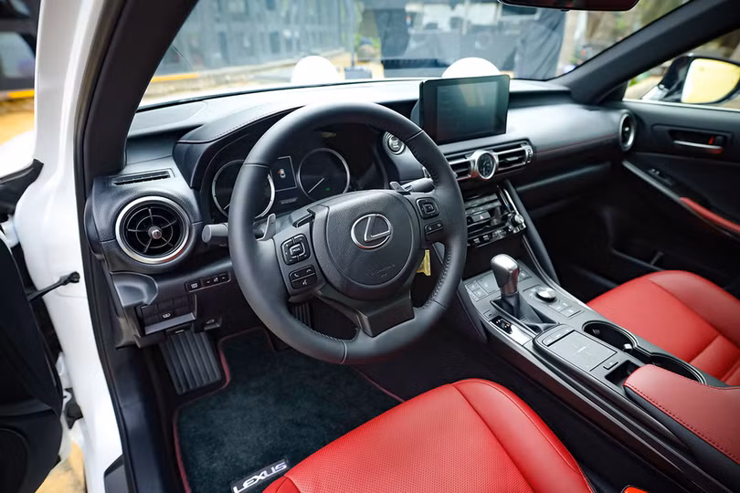Lexus IS 2021 ra mắt tại Việt Nam, giá từ 2,13 tỷ