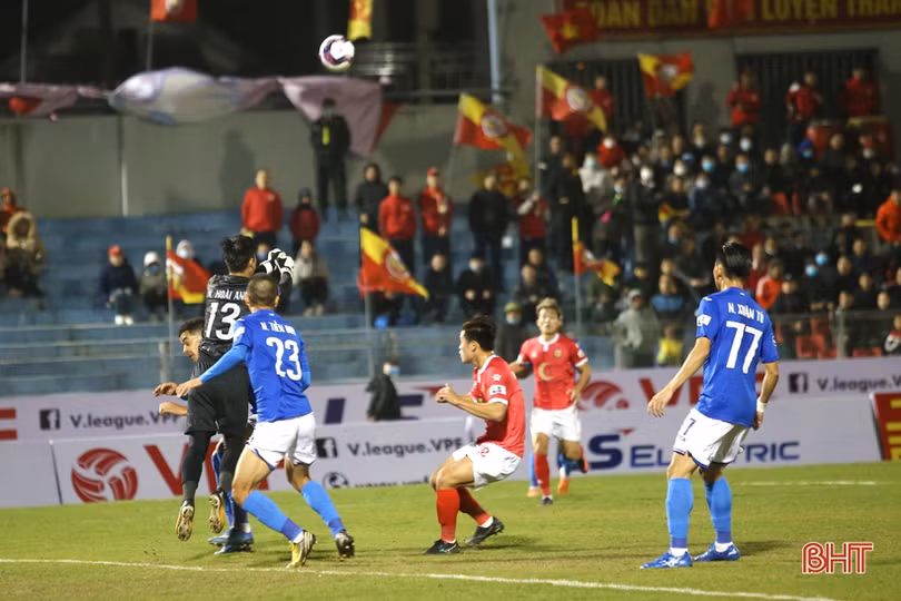 Đá hỏng 2 quả penalty, HLHT trắng tay trên sân nhà trước Than Quảng Ninh