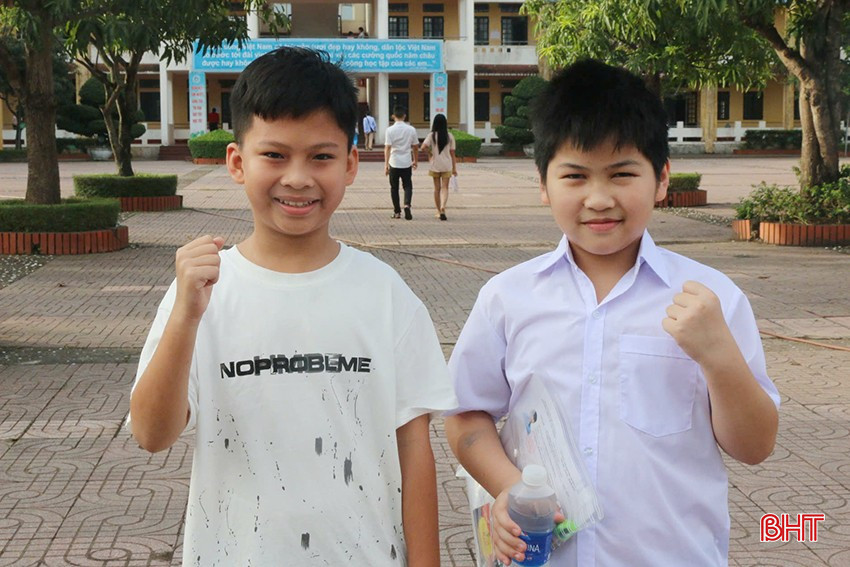Các thí sinh thể hiện tinh thần quyết tâm trước khi vào phòng thi.