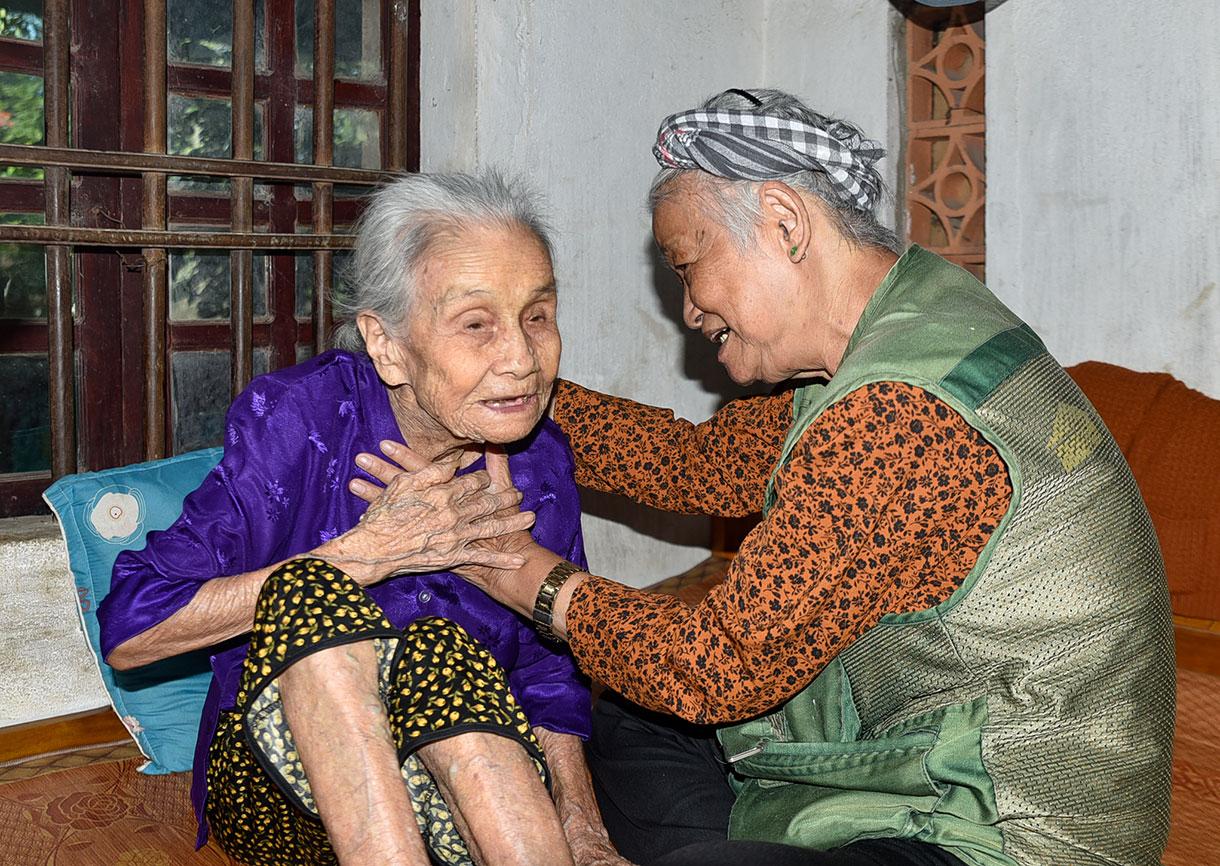Họa sỹ Ái Việt trò chuyện cùng mẹ Võ Thị Ngoéc (108 tuổi) ở xã An Dũng, huyện Đức Thọ.