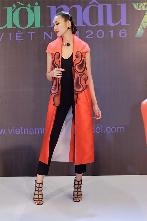 my nhan viet mau do den dieu nghe
