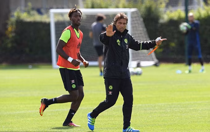 hlv conte mau lua trong buoi tap dau tien cung chelsea