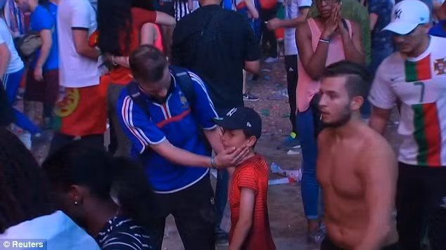 video duoc fan nhi bo an ui cdv phap lap tuc nin khoc