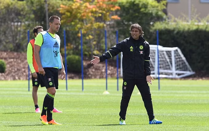 hlv conte mau lua trong buoi tap dau tien cung chelsea