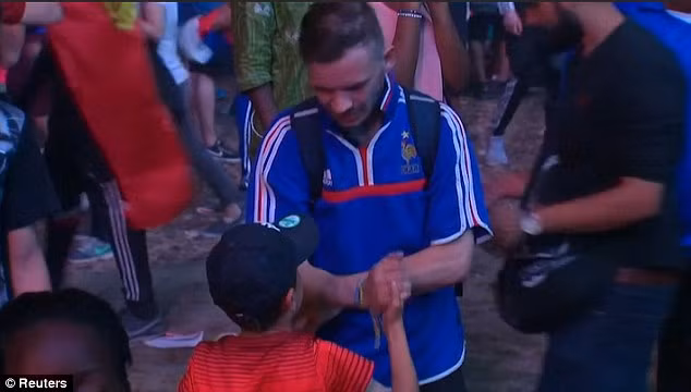 video duoc fan nhi bo an ui cdv phap lap tuc nin khoc