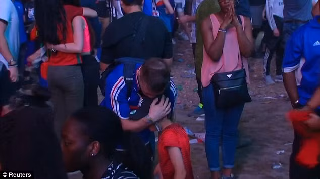 video duoc fan nhi bo an ui cdv phap lap tuc nin khoc