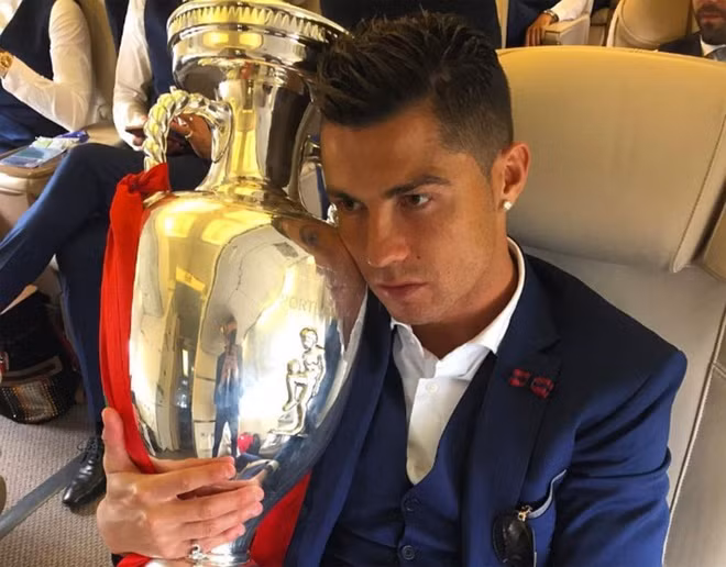 bien nguoi chao don ronaldo va dong doi tro ve bo dao nha