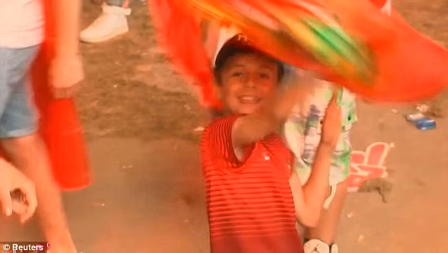 video duoc fan nhi bo an ui cdv phap lap tuc nin khoc