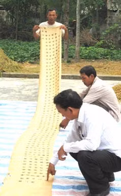 Sắc phong bằng lụa gấm niên hiệu Hoằng Định, dài 4,5m, rộng 0,5m cần được giải mã nội dung.