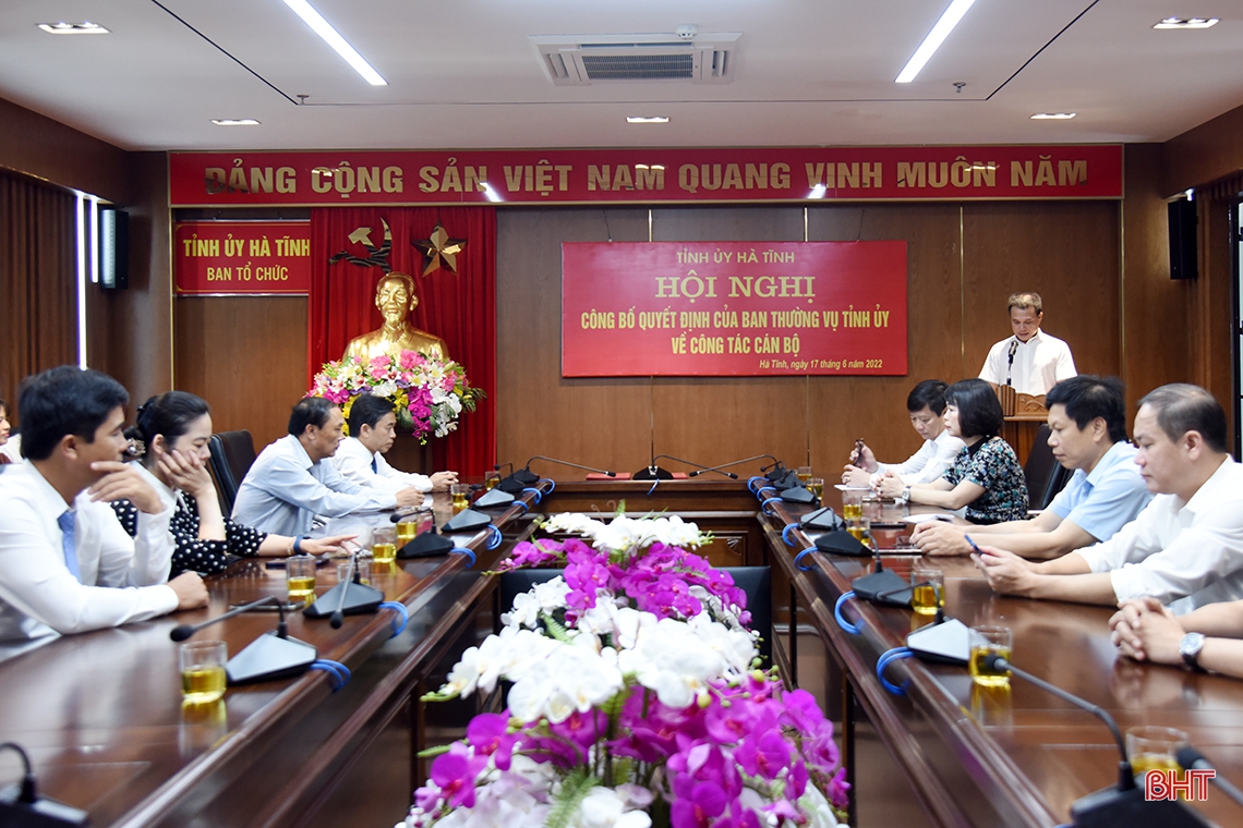 Công bố quyết định điều động, bổ nhiệm 2 cán bộ công tác tại Ban Tổ chức Tỉnh ủy và Sở Nội vụ Hà Tĩnh