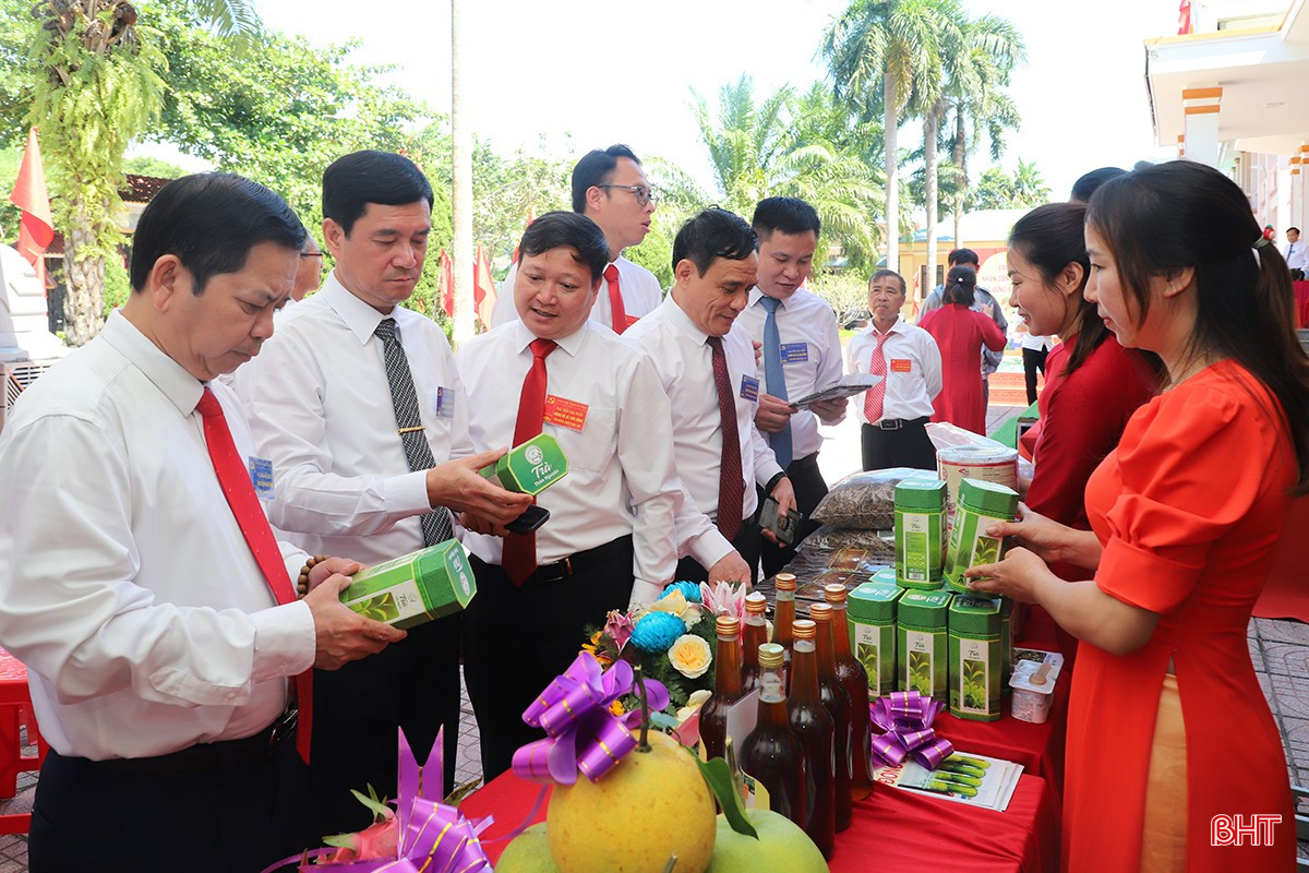 Các đại biểu tham quan gian hàng trưng bày các sản phẩm OCOP xã Sơn Hồng tại đại hội.