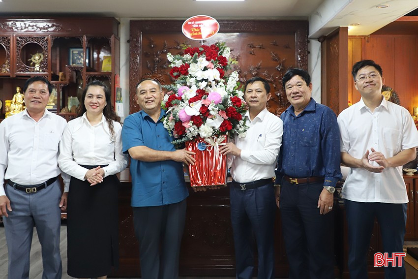 Phó Chủ tịch UBND tỉnh Lê Ngọc Châu cùng các thành viên trong đoàn tặng hoa chúc mừng Công ty CP gỗ MDF Thanh Thành Đạt.