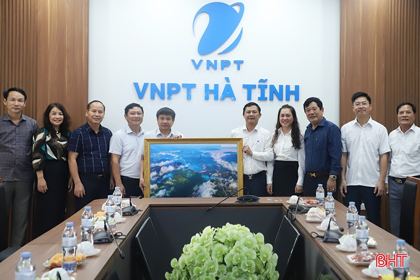 Đoàn chúc mừng Viễn thông Hà Tĩnh – Chi nhánh Tập đoàn Bưu chính Viễn thông Việt Nam tại Hà Tĩnh.