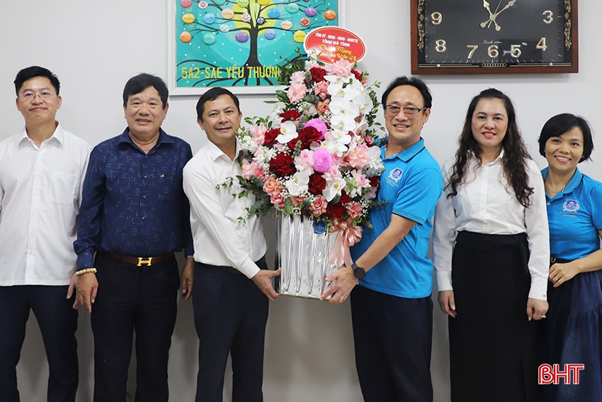 Đoàn chúc mừng Công ty CP Giáo dục và đào tạo chất lượng cao Hà Tĩnh.