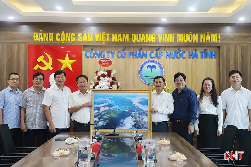 Đoàn chúc mừng Công ty CP Cấp nước Hà Tĩnh.