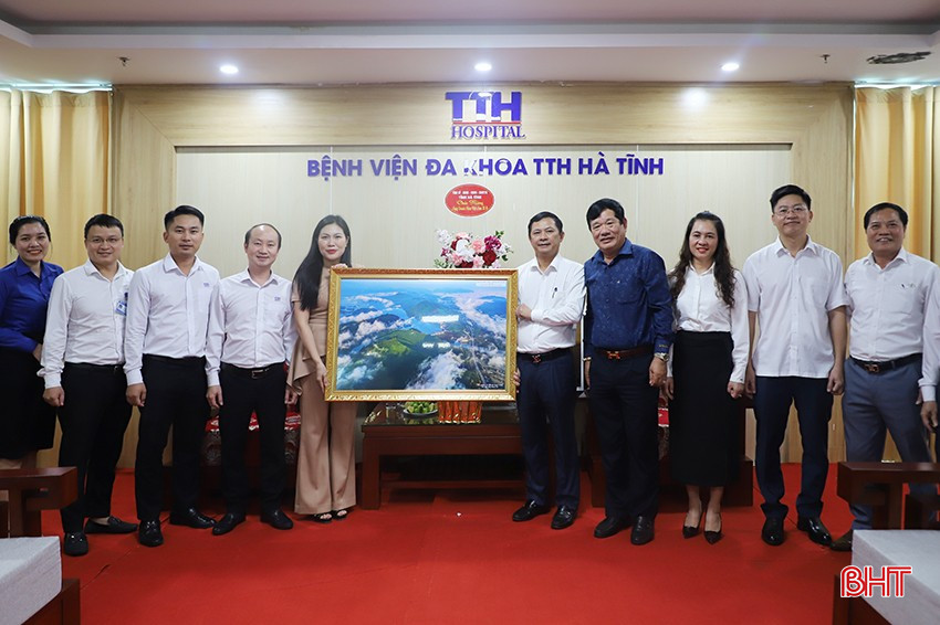 Phó Chủ tịch UBND tỉnh và đoàn chúc mừng Công ty cổ phần TTH Hà Tĩnh.