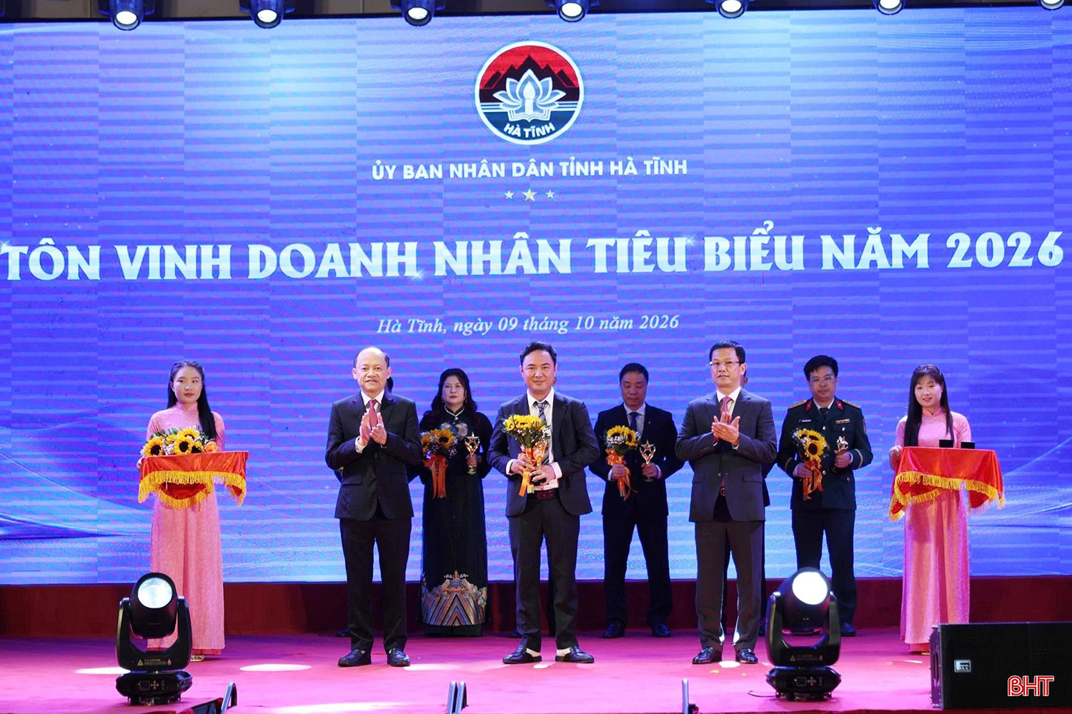 Lãnh đạo tỉnh trao biểu tượng tôn vinh, tặng hoa chúc mừng doanh nhân tiêu biểu Trịnh Quốc Tài.