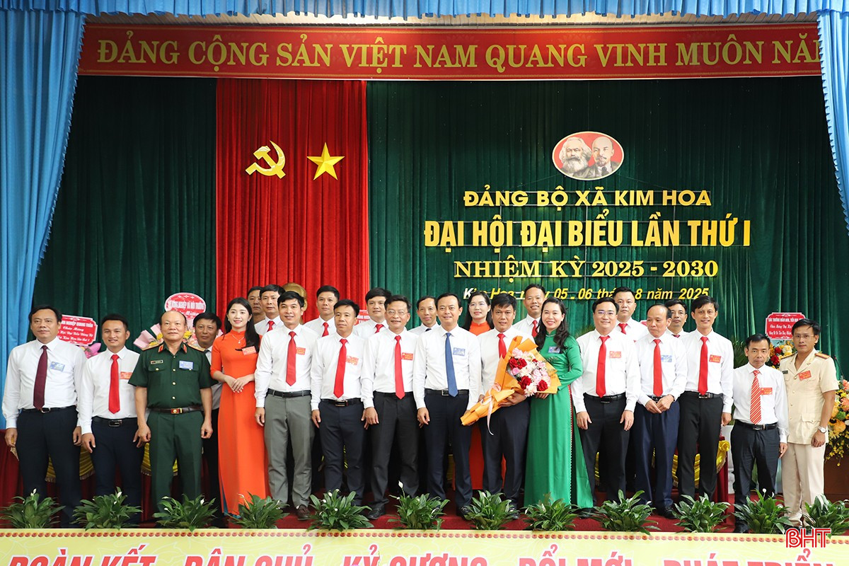 Trưởng ban Tuyên giáo và Dân vận Tỉnh ủy Hà Văn Hùng tặng hoa chúc mừng BCH Đảng bộ xã Kim Hoa nhiệm kỳ 2025 - 2030.