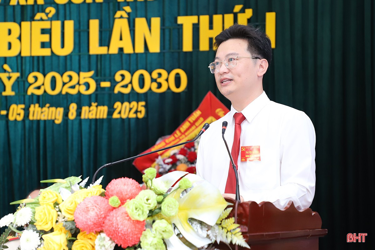 Bí thư Đảng ủy, Chủ tịch HĐND xã Sơn Tây Hoàng Cẩm Thạch trình bày báo cáo chính trị.