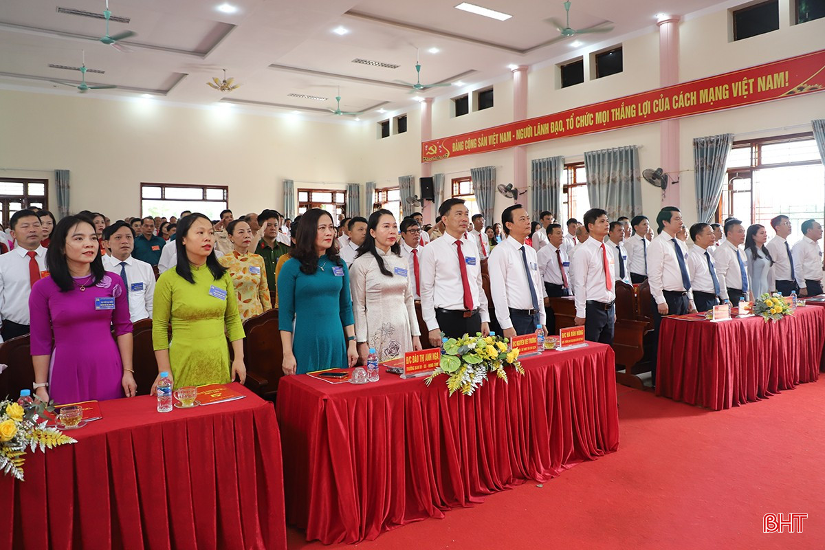 Đại biểu thực hiện nghi thức chào cờ.