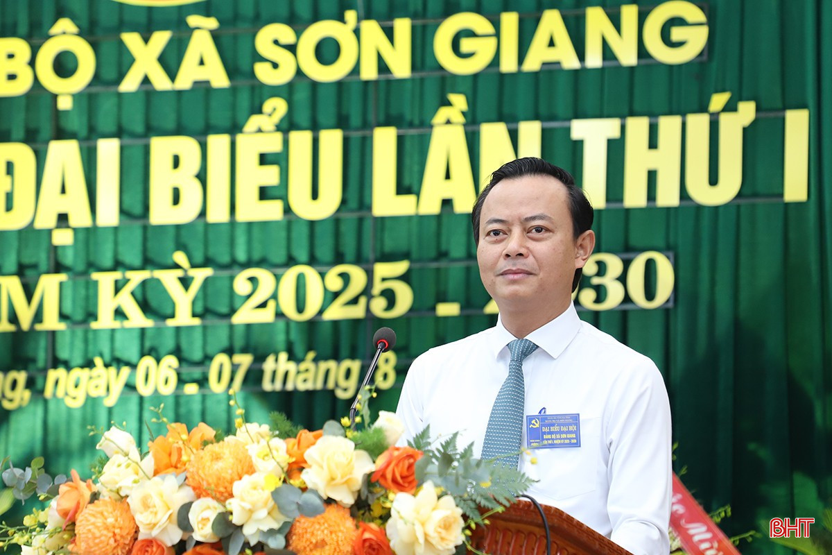 Đồng chí Hà Văn Hùng - Trưởng ban Tuyên giáo và Dân vận Tỉnh ủy phát biểu chỉ đạo đại hội.
